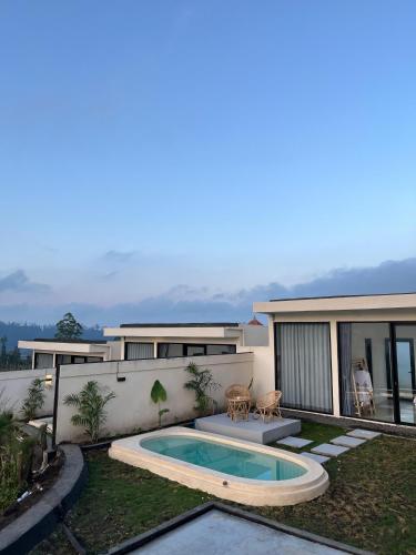 クブペンロカンにあるRumah pinggan private poolの裏庭にプールがある家