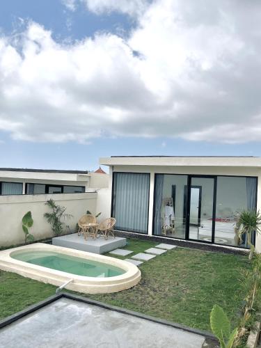 クブペンロカンにあるRumah pinggan private poolの裏庭(スイミングプール、家あり)