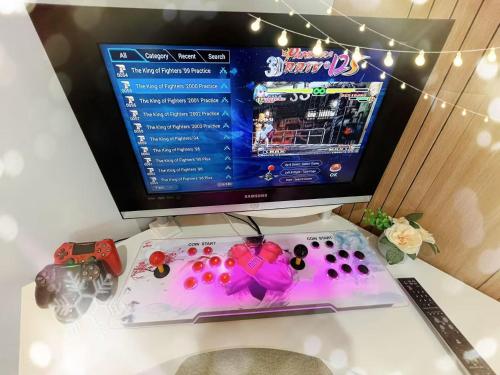 ein Computermonitor auf einem Tisch in der Unterkunft 2-Cozy Private suite-Free parking-Netflix-Separate entrance-Self Check in in Richmond