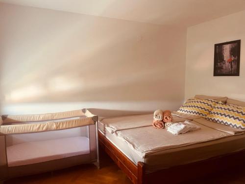 Una cama o camas en una habitación de Apartman Simović, Vrnjačka Banja