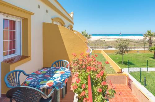 - Balcón con mesa y sillas y vistas a la playa en Apartamento Tortuga Laúd en Tarifa