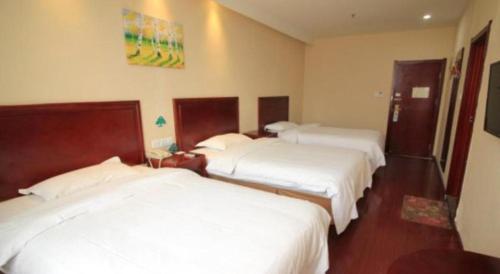 Ένα ή περισσότερα κρεβάτια σε δωμάτιο στο GreenTree Inn Shandong Yantai Penglai Pavilion Bus station Express Hotel