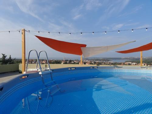 une piscine sur le toit d'un immeuble dans l'établissement Holiday Home Magic View, à Medulin