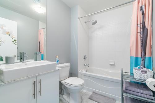 Ένα μπάνιο στο Bright & Colourful 1Bd Apartment