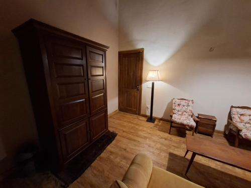 Гостиная зона в Historical Villa - Stunning Views - Changla Gali House