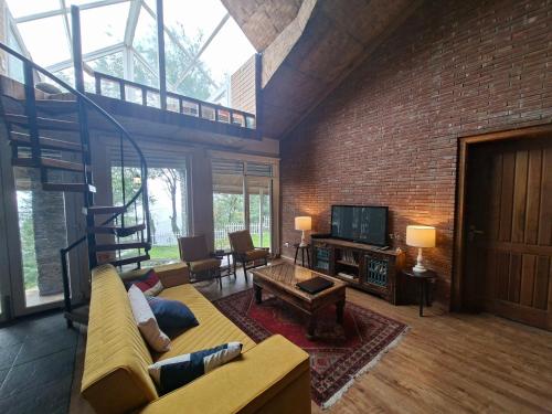 Гостиная зона в Historical Villa - Stunning Views - Changla Gali House