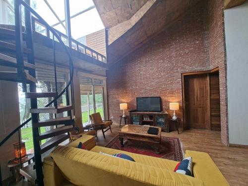 Телевизор и/или развлекательный центр в Historical Villa - Stunning Views - Changla Gali House