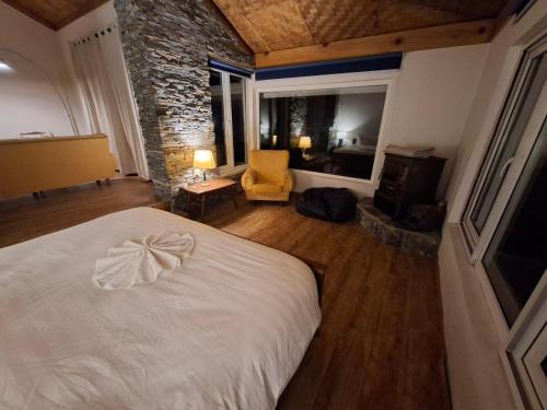 Кровать или кровати в номере Historical Villa - Stunning Views - Changla Gali House