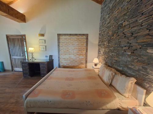 Кровать или кровати в номере Historical Villa - Stunning Views - Changla Gali House