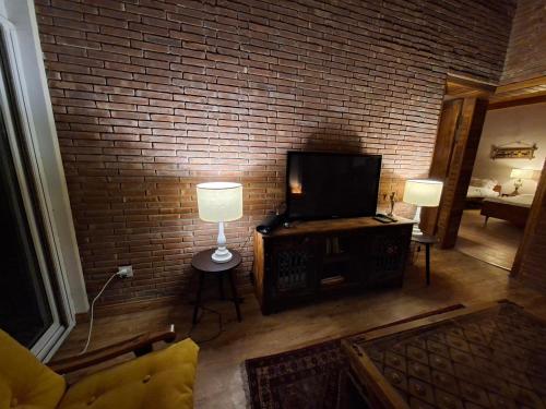 Телевизор и/или развлекательный центр в Historical Villa - Stunning Views - Changla Gali House