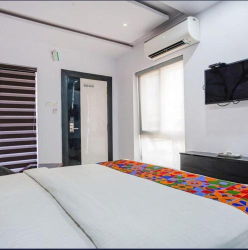 HoTEL LALITHA ELITEにあるベッド