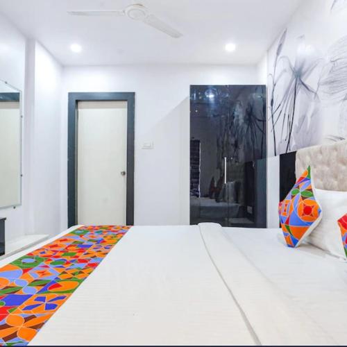 HoTEL LALITHA ELITEにあるベッド