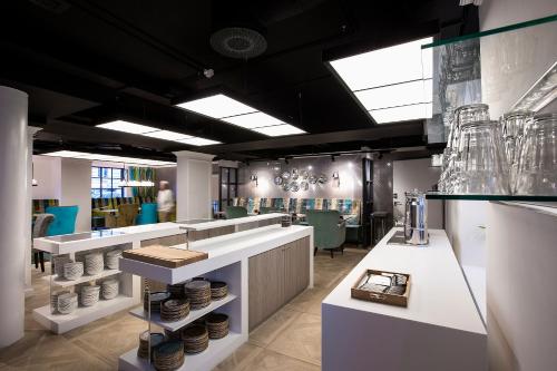 Kuchyň nebo kuchyňský kout v ubytování Absalon Hotel