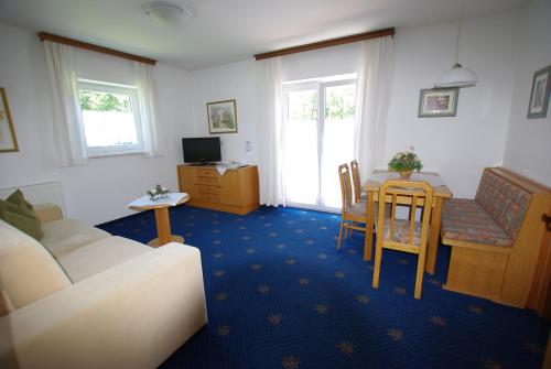 TV a/nebo společenská místnost v ubytování Hotel-Pension Heike