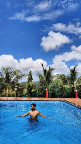 Kolam renang di atau dekat dengan Shravani Farms