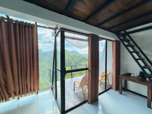 Pemandangan gunung umum atau pemandangan gunung yang diambil dari rumah tamu ini