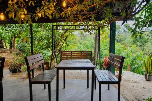 Taman di luar Elarc Ella