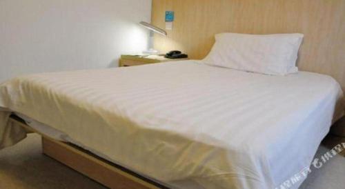 a large white bed in a hotel room at Jinjiang Inn Wuhu High-Speed Railway Station West Square in Wuhu