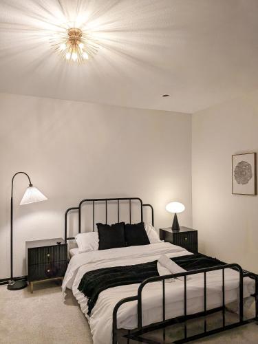 a bedroom with a large bed with a light on the ceiling at Bishop Hostel in Dallas