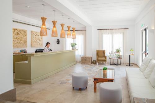 Ο χώρος του λόμπι ή της ρεσεψιόν στο Louis St. Elias Resort & Waterpark