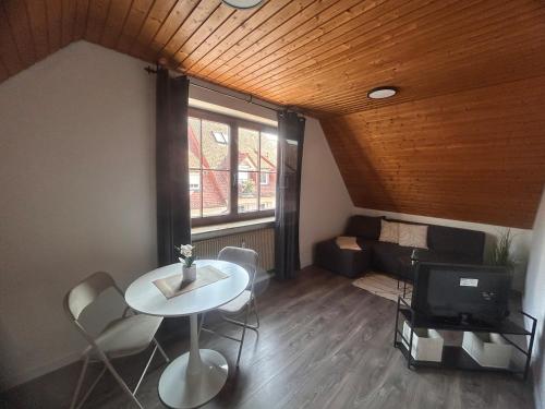 a living room with a table and a couch at Altstadt Nest im Herzen der Stadt in Villingen-Schwenningen