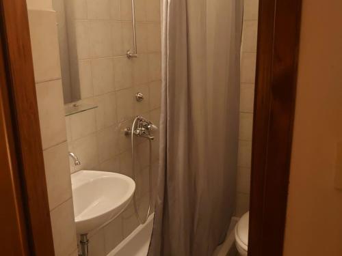 Ένα μπάνιο στο Villa Peragi - Triple Room with Balcony and Private External Bathroom