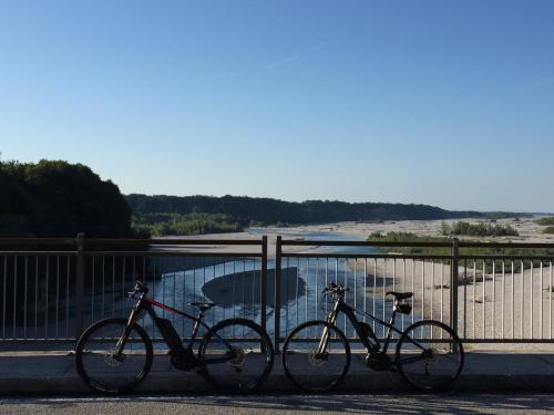 two bikes parked on a bridge near a body of water at Villaverde Hotel Spa&Golf Udine in Fagagna
