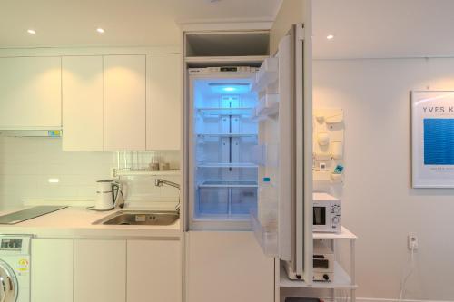 eine Küche mit Kühlschrank und offener Tür in der Unterkunft Stay in Seoul Seoul Station 5min walk in Seoul