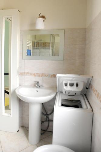 a bathroom with a sink and a stove at Casa Vacanza la Rondine in Valmontone