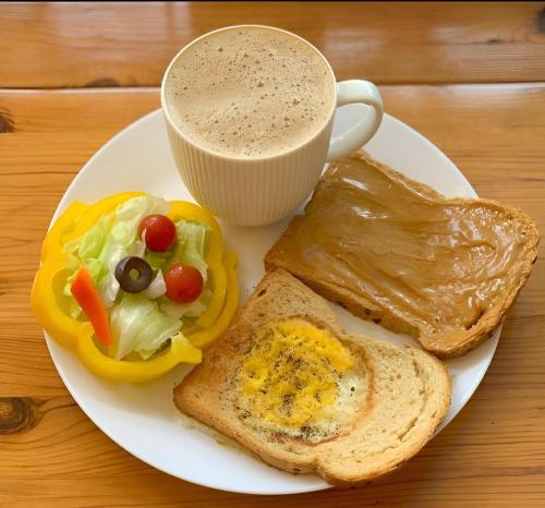 een wit bord met toast en een kopje koffie bij Comfort Suites Karachi in Karachi
