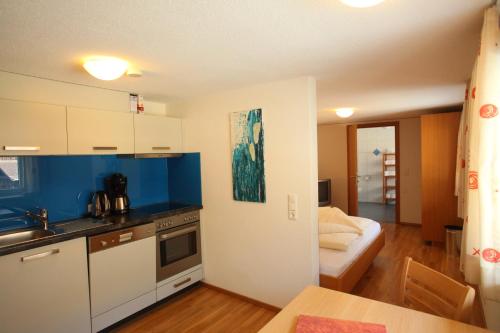 Sonne Bezau - Familotel Bregenzerwaldにあるキッチンまたは簡易キッチン
