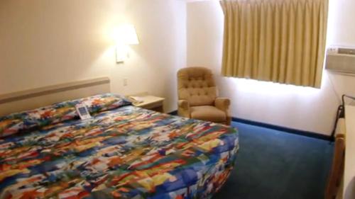 Postel nebo postele na pokoji v ubytování Americas Best Value Inn Jefferson City