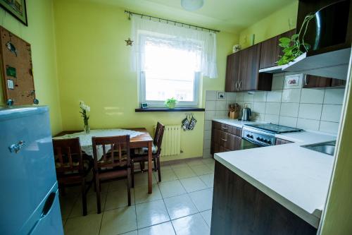 A cozinha ou kitchenette de Apartament Eliza w Skawinie