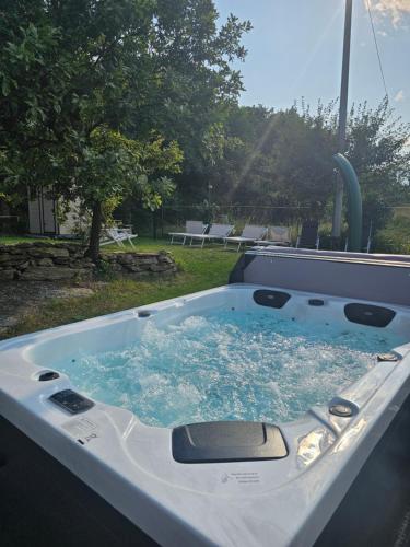 a jacuzzi tub in a yard with at Agrihouseross in Mattie