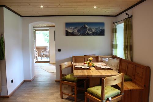 ein Esszimmer mit einem Holztisch und Stühlen in der Unterkunft Landhaus Kranzbichl in Berchtesgaden