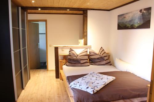 1 Schlafzimmer mit 2 Betten in einem Zimmer in der Unterkunft Landhaus Kranzbichl in Berchtesgaden