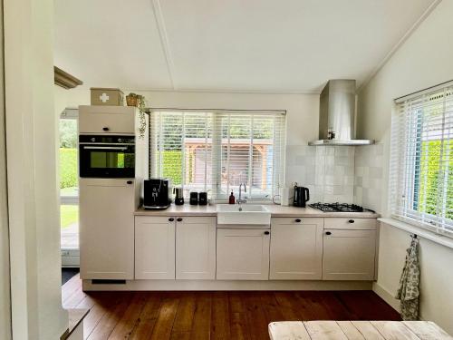 Kuchyň nebo kuchyňský kout v ubytování Knusse bungalow met omheinde tuin met veranda