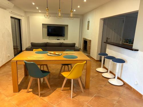 a living room with a wooden table and chairs at Dave Place - 3 Bedroom House in Alte