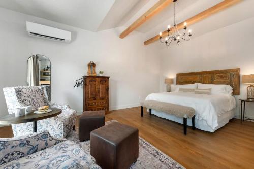 En eller flere senge i et værelse på The Stables Suite Two