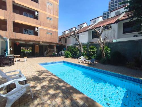 una piscina frente a un edificio en Peter's house2 Five minutes to the beach, en Pattaya South