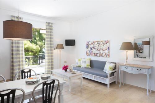 sala de estar con sofá azul y mesa en Douka Sea Front Residencies, en Monemvasia