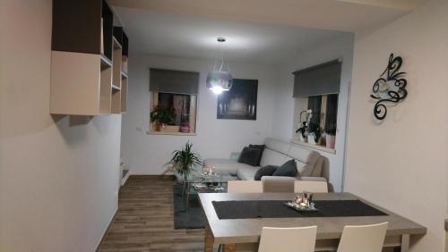 a living room with a table and a couch at Casa Ronch in Strembo