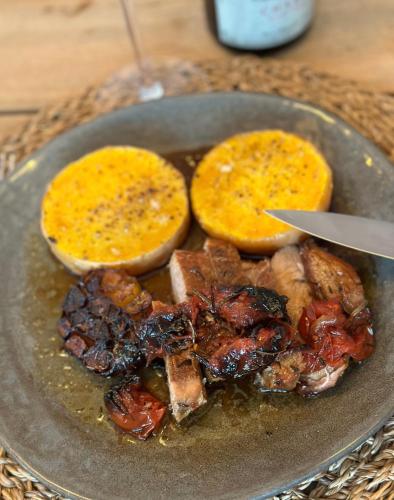 a plate of food with meat and orange slices at Le Numéro 10 in Bernis