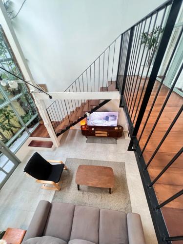 a living room with a couch and a table at HomeHomeBangsaen in Ban Bang Saen (1)