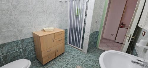 Un baño con inodoro, lavabo y ducha. en CASA ARTE, en Torre Pali