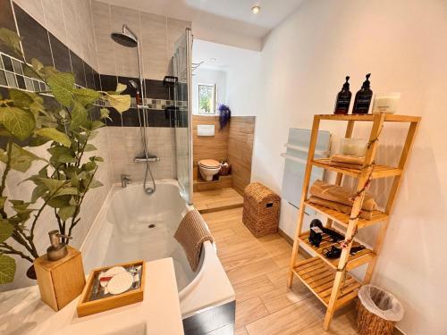 un bagno con doccia e vasca da bagno di Maison Langevin 2-Bedroom House with Cozy Garden & Patio a Lille