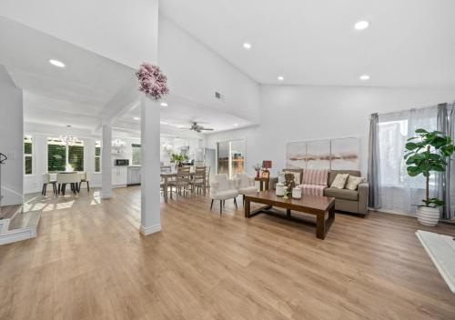 un soggiorno con un divano e un tavolo di #Marbella Lane - Modern Home with Private Backyard a Fullerton