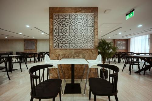 Restaurace v ubytování فندق ديار المشاعر الفندقية