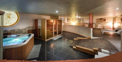 baño grande con bañera y lavamanos en Hotel Sole Malcesine, en Malcesine