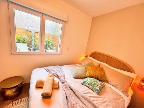 una camera con un letto e una finestra di Maison Langevin 2-Bedroom House with Cozy Garden & Patio a Lille